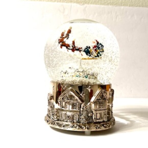 Wallace 2002 Musical Christmas Waterglobe in silverplate, 6.5” tall - Picture 3 of 7